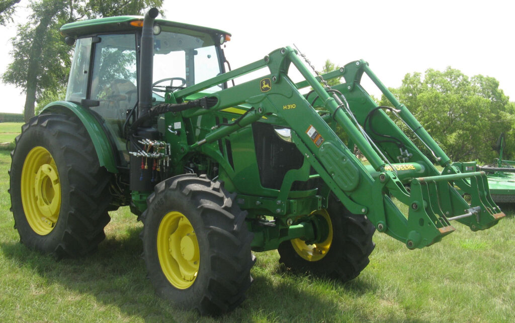 2017 John Deere  6120E MFWD